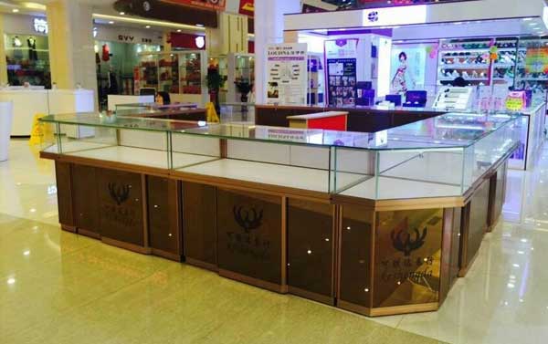 玻璃精品展柜廠家可不可以定制，怎么看?