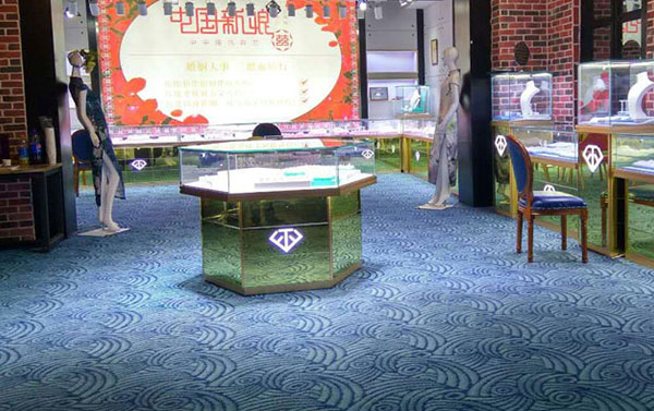 玻璃珠寶展柜“PK”傳統烤漆珠寶展柜,誰勝誰負?
